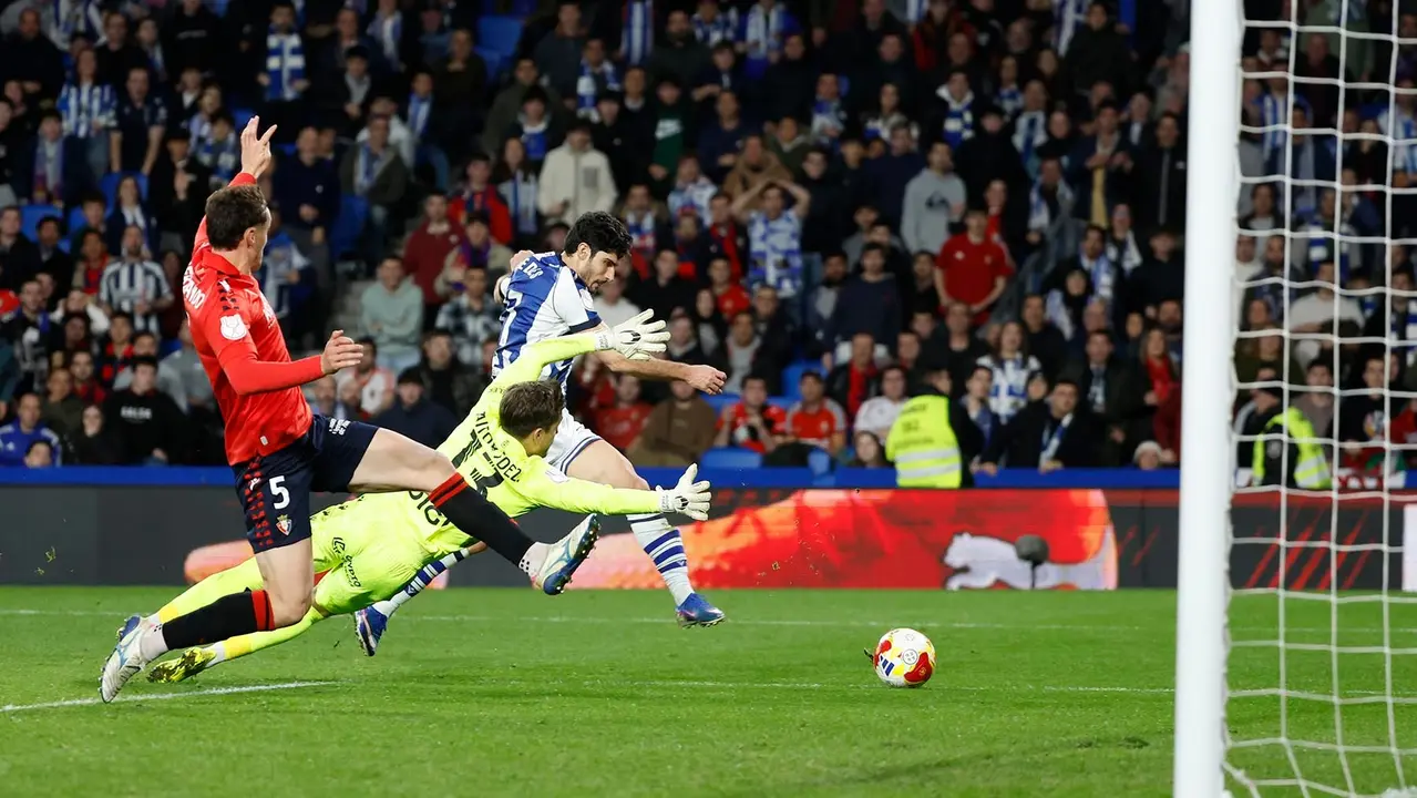 El delantero portugu&eacute;s de la Real Sociedad Gon&ccedil;alo Guedes (d) remata a puerta junto a Aitor Fern&aacute;ndez, guardameta de Osasuna, durante el encuentro correspondiente a los octavos de final de la Copa del Rey que disputan Real Sociedad y Atl&eacute;tico Osasuna hoy martes en el estadio de Anoeta, en San Sebasti&aacute;n. EFE/ Javier Etxezarreta.