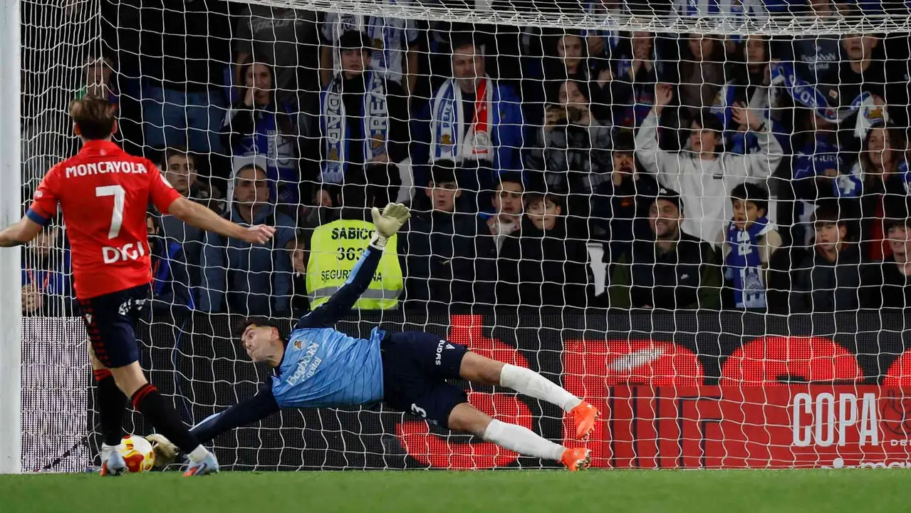 El guardameta de la Real Sociedad, Unai Marrero, detiene el lanzamiento del centrocampista de Osasuna, Jon Moncayola, en la tanda de penaltis durante el encuentro correspondiente a los octavos de final de la Copa del Rey que disputan hoy martes en el estadio de Anoeta, en San Sebasti&aacute;n. EFE / Javier Etxezarreta.