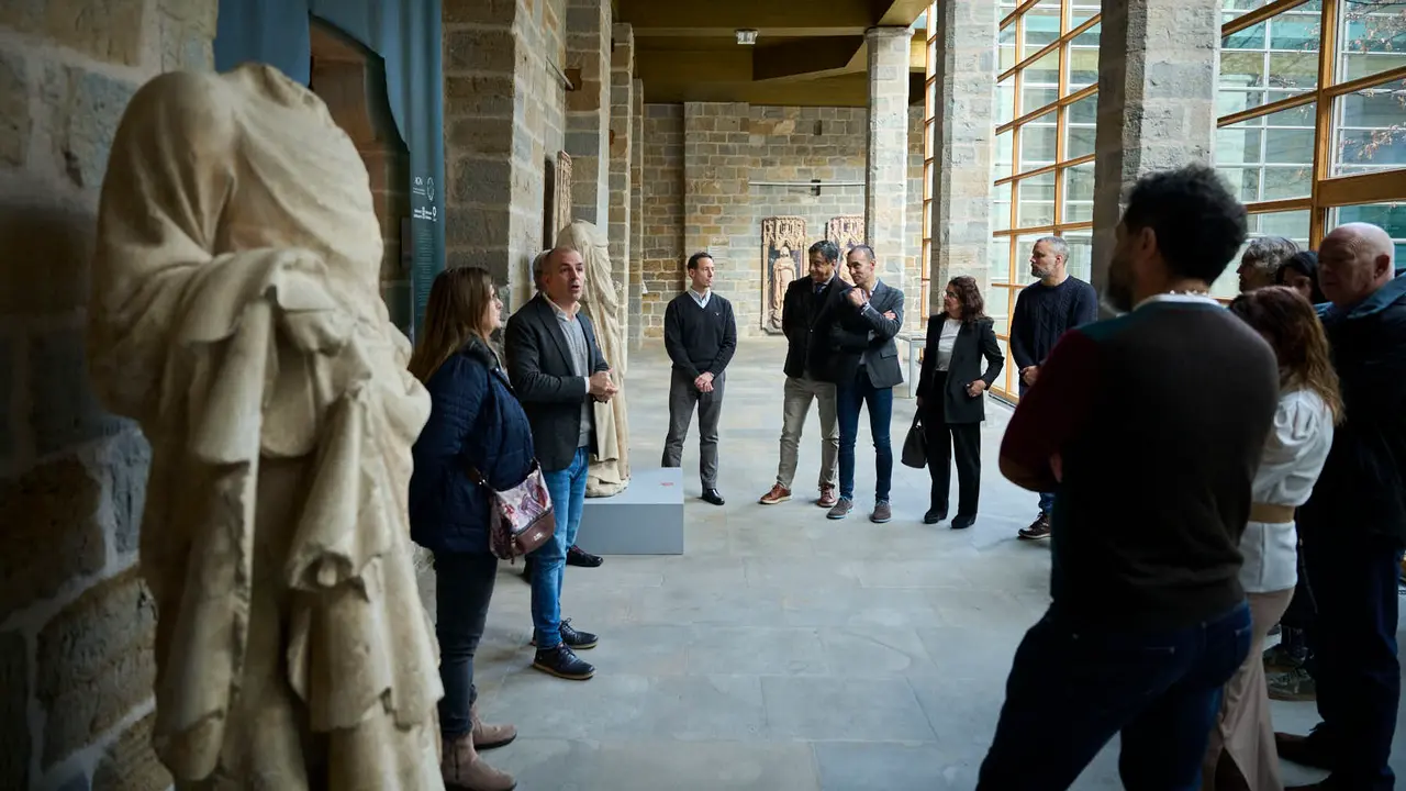La Comisi&oacute;n de Cultura, Deporte y Turismo del Parlamento de Navarra visita el Archivo Real y General de Navarra para conocer la exposici&oacute;n conmemorativa 'Carlos III de Navarra, el rey del buen gobierno (1387-1425)'. PABLO LASAOSA