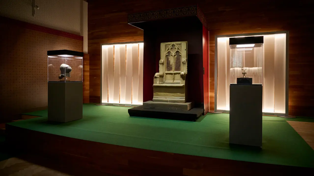 La Comisi&oacute;n de Cultura, Deporte y Turismo del Parlamento de Navarra visita el Archivo Real y General de Navarra para conocer la exposici&oacute;n conmemorativa 'Carlos III de Navarra, el rey del buen gobierno (1387-1425)'. PABLO LASAOSA