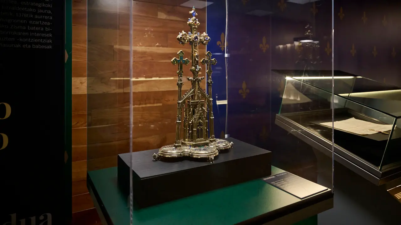 La Comisi&oacute;n de Cultura, Deporte y Turismo del Parlamento de Navarra visita el Archivo Real y General de Navarra para conocer la exposici&oacute;n conmemorativa 'Carlos III de Navarra, el rey del buen gobierno (1387-1425)'. PABLO LASAOSA