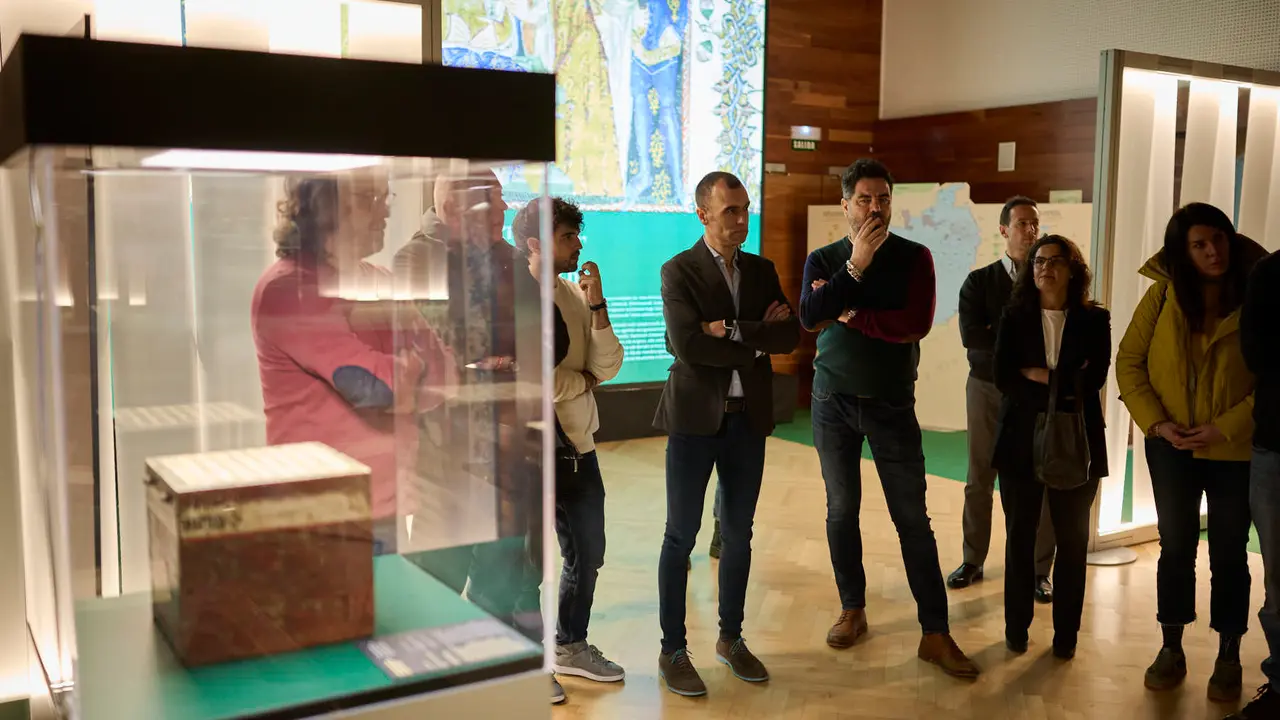 La Comisi&oacute;n de Cultura, Deporte y Turismo del Parlamento de Navarra visita el Archivo Real y General de Navarra para conocer la exposici&oacute;n conmemorativa 'Carlos III de Navarra, el rey del buen gobierno (1387-1425)'. PABLO LASAOSA