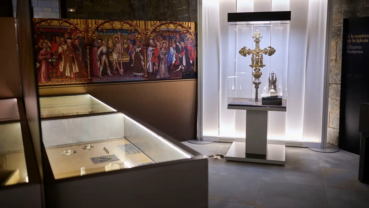 La Comisi&oacute;n de Cultura, Deporte y Turismo del Parlamento de Navarra visita el Archivo Real y General de Navarra para conocer la exposici&oacute;n conmemorativa 'Carlos III de Navarra, el rey del buen gobierno (1387-1425)'. PABLO LASAOSA