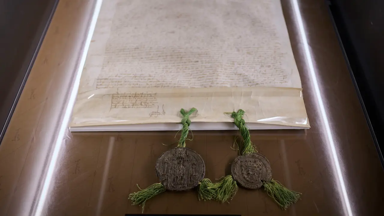 La Comisi&oacute;n de Cultura, Deporte y Turismo del Parlamento de Navarra visita el Archivo Real y General de Navarra para conocer la exposici&oacute;n conmemorativa 'Carlos III de Navarra, el rey del buen gobierno (1387-1425)'. PABLO LASAOSA