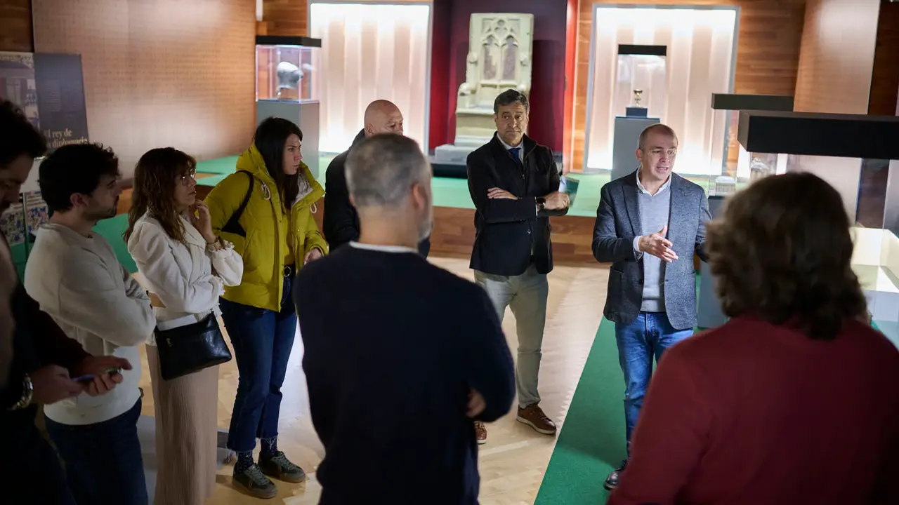 La Comisi&oacute;n de Cultura, Deporte y Turismo del Parlamento de Navarra visita el Archivo Real y General de Navarra para conocer la exposici&oacute;n conmemorativa 'Carlos III de Navarra, el rey del buen gobierno (1387-1425)'. PABLO LASAOSA