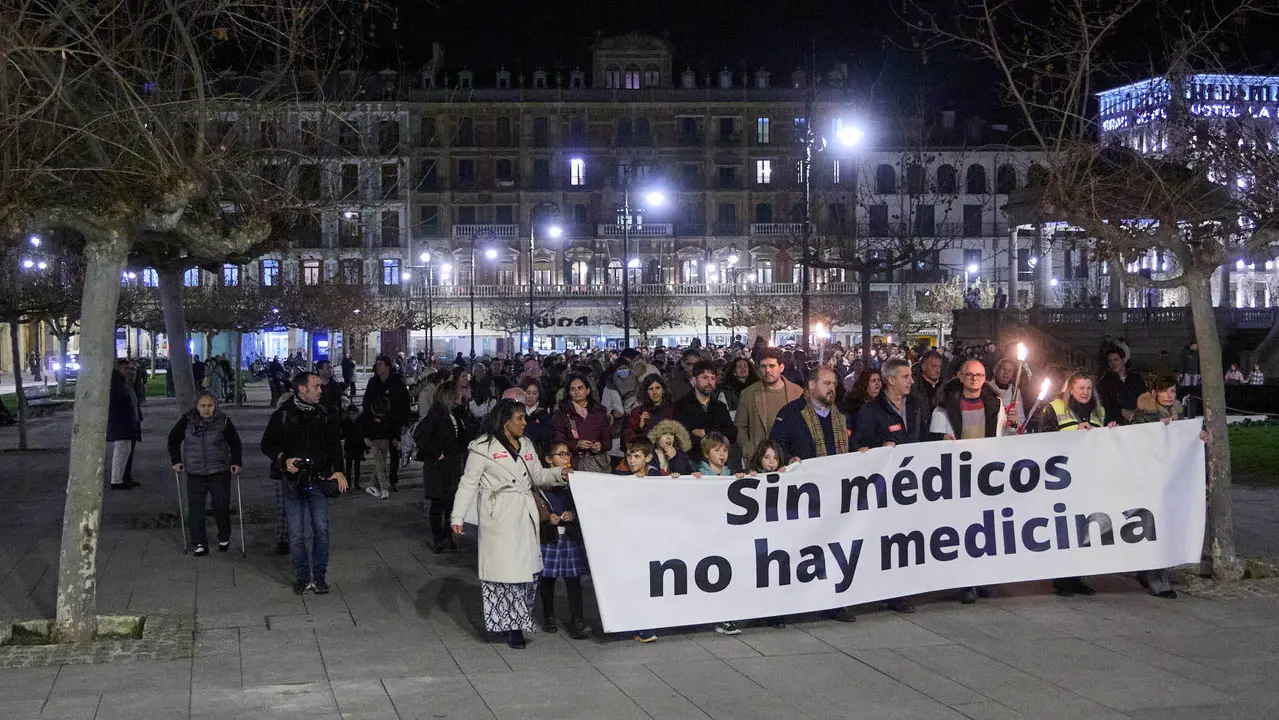 Manifestaci&oacute;n de apoyo al colectivo m&eacute;dico convocada por el Sindicato M&eacute;dico de Navarra (SMN) y el Colegio Oficial de M&eacute;dicos de Navarra. I&Ntilde;IGO ALZUGARAY