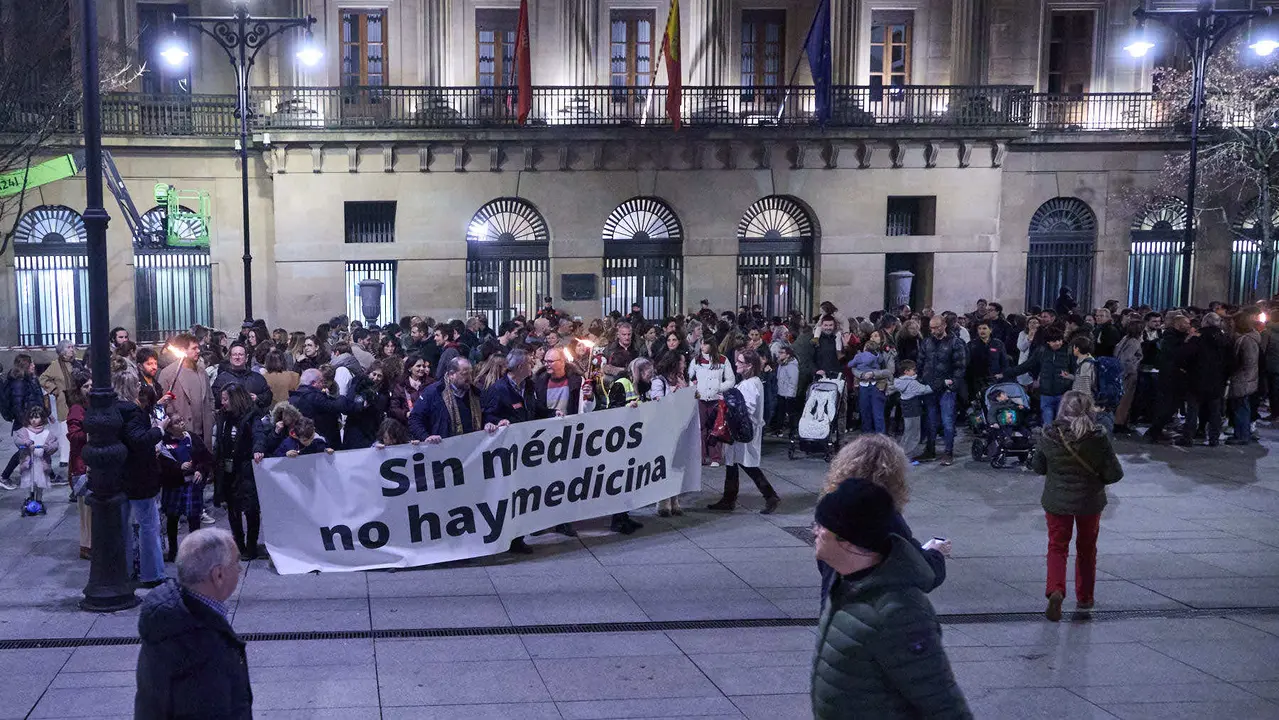 Manifestaci&oacute;n de apoyo al colectivo m&eacute;dico convocada por el Sindicato M&eacute;dico de Navarra (SMN) y el Colegio Oficial de M&eacute;dicos de Navarra. I&Ntilde;IGO ALZUGARAY
