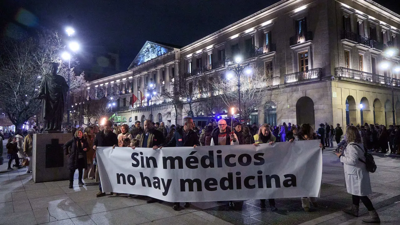 Manifestaci&oacute;n de apoyo al colectivo m&eacute;dico convocada por el Sindicato M&eacute;dico de Navarra (SMN) y el Colegio Oficial de M&eacute;dicos de Navarra. I&Ntilde;IGO ALZUGARAY