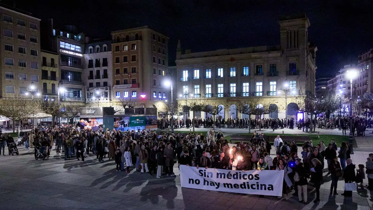 Manifestaci&oacute;n de apoyo al colectivo m&eacute;dico convocada por el Sindicato M&eacute;dico de Navarra (SMN) y el Colegio Oficial de M&eacute;dicos de Navarra. I&Ntilde;IGO ALZUGARAY