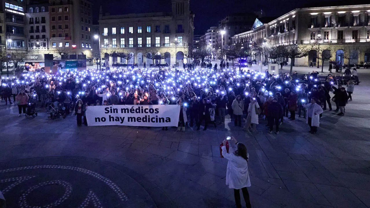 Manifestaci&oacute;n de apoyo al colectivo m&eacute;dico convocada por el Sindicato M&eacute;dico de Navarra (SMN) y el Colegio Oficial de M&eacute;dicos de Navarra. I&Ntilde;IGO ALZUGARAY