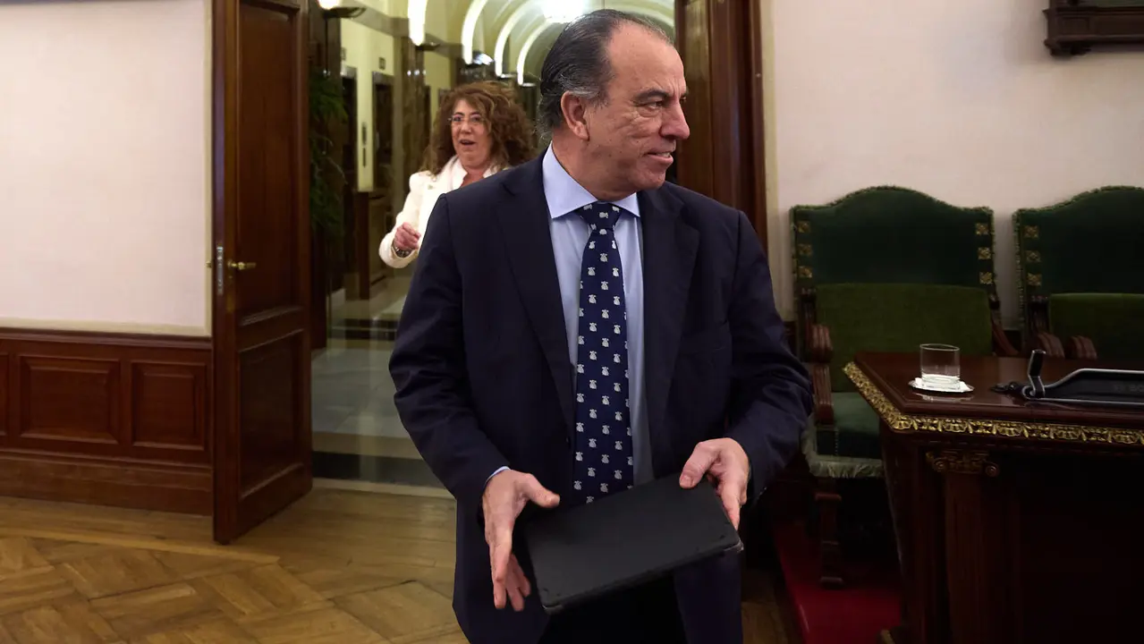Carlos Garc&iacute;a Adanero accede al sal&oacute;n de plenos del Ayuntamiento de Pamplona. I&Ntilde;IGO ALZUGARAY