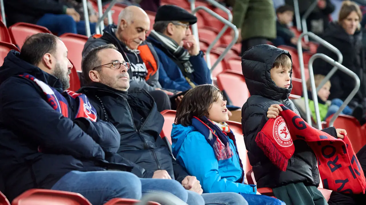 La grada del estadio de El Sadar durante el partido de La Liga EA Sports entre CA Osasuna y Real Oviedo disputado en Pamplona. I&Ntilde;IGO ALZUGARAY