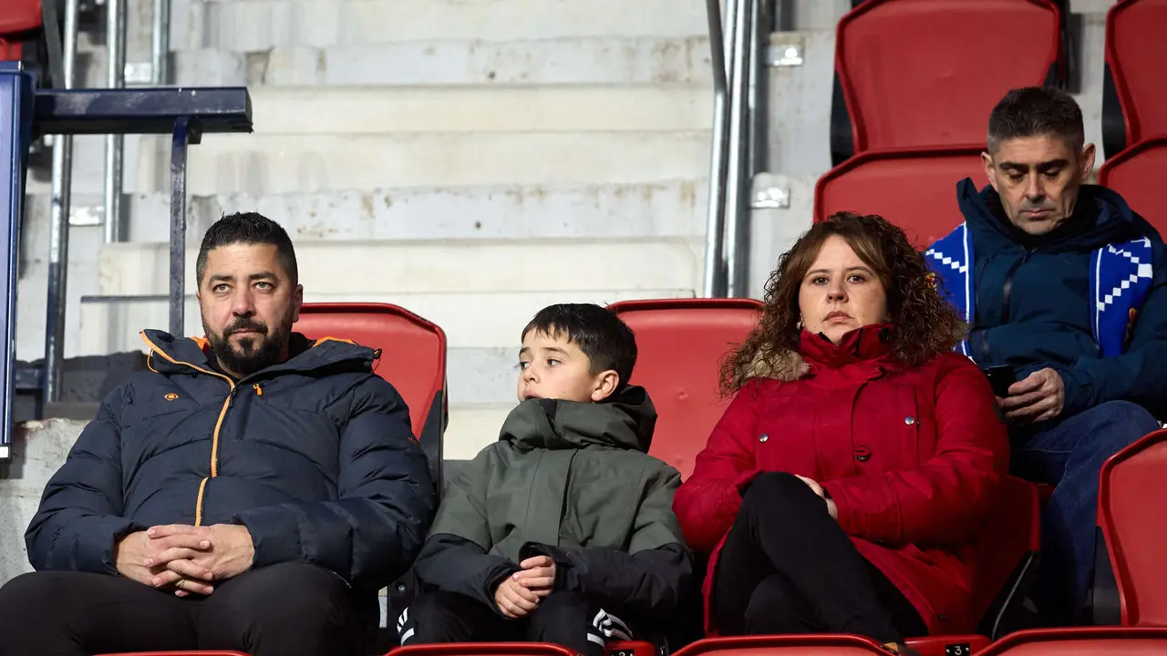La grada del estadio de El Sadar durante el partido de La Liga EA Sports entre CA Osasuna y Real Oviedo disputado en Pamplona. I&Ntilde;IGO ALZUGARAY