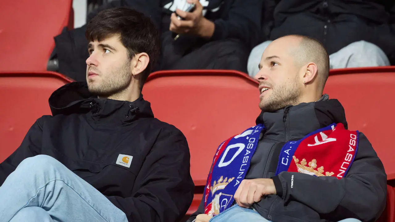 La grada del estadio de El Sadar durante el partido de La Liga EA Sports entre CA Osasuna y Real Oviedo disputado en Pamplona. I&Ntilde;IGO ALZUGARAY