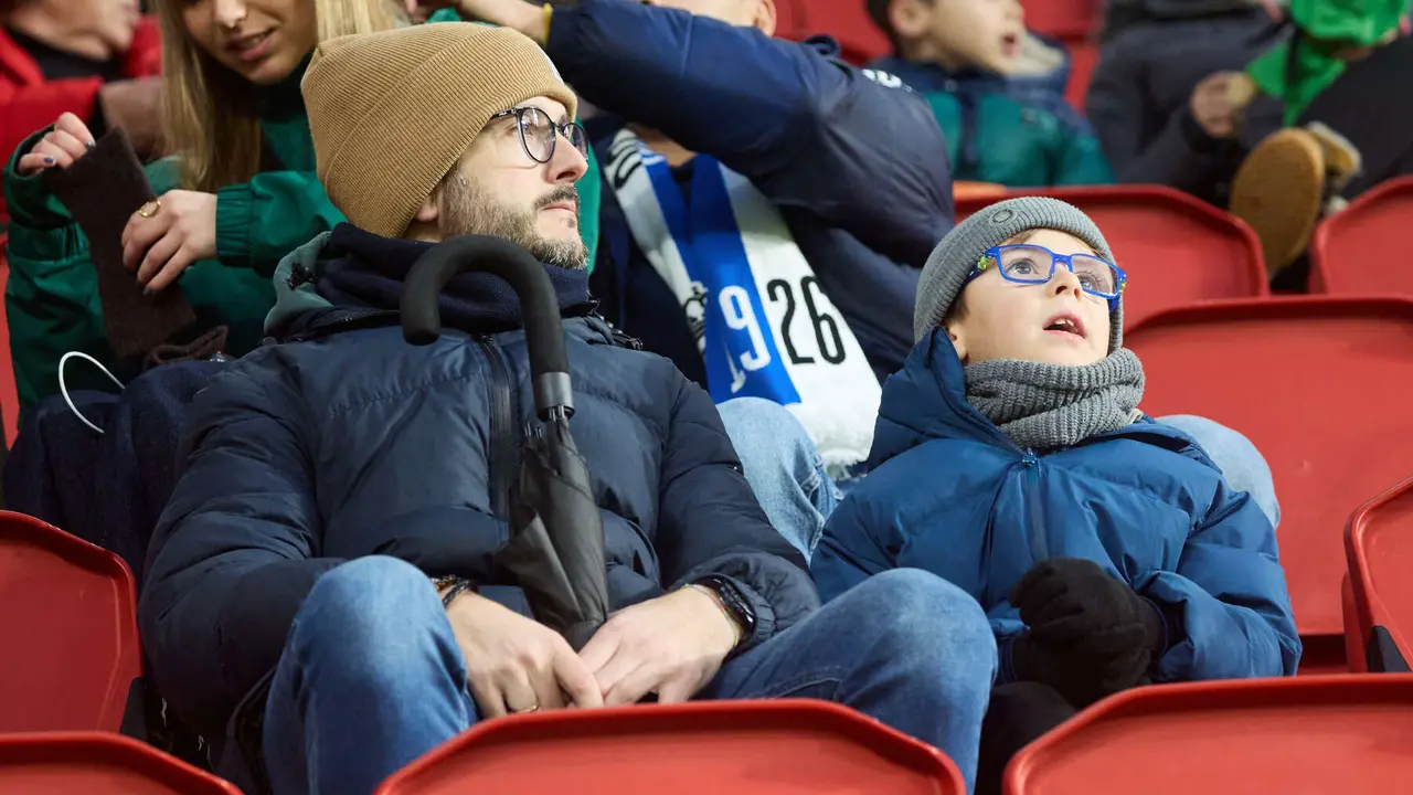 La grada del estadio de El Sadar durante el partido de La Liga EA Sports entre CA Osasuna y Real Oviedo disputado en Pamplona. I&Ntilde;IGO ALZUGARAY