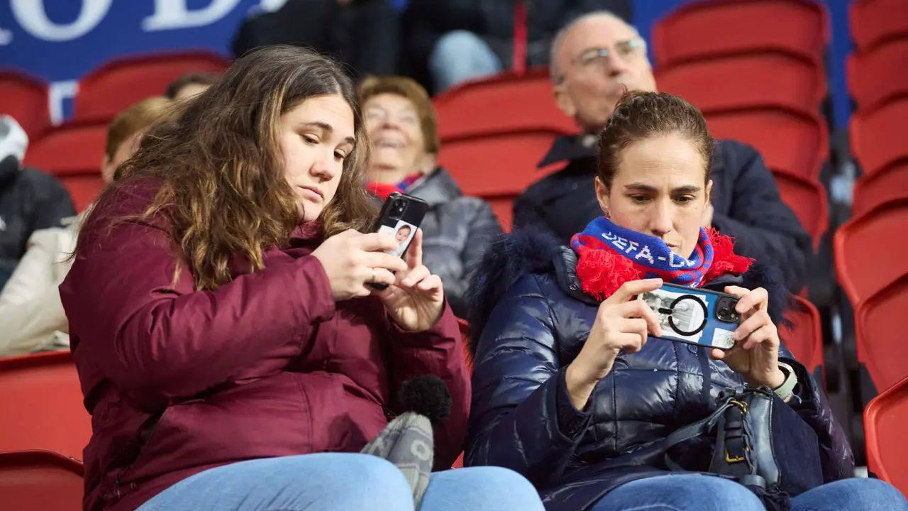 La grada del estadio de El Sadar durante el partido de La Liga EA Sports entre CA Osasuna y Real Oviedo disputado en Pamplona. I&Ntilde;IGO ALZUGARAY