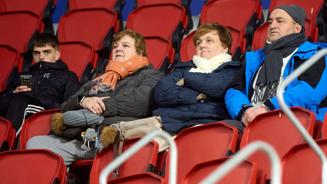 La grada del estadio de El Sadar durante el partido de La Liga EA Sports entre CA Osasuna y Real Oviedo disputado en Pamplona. I&Ntilde;IGO ALZUGARAY