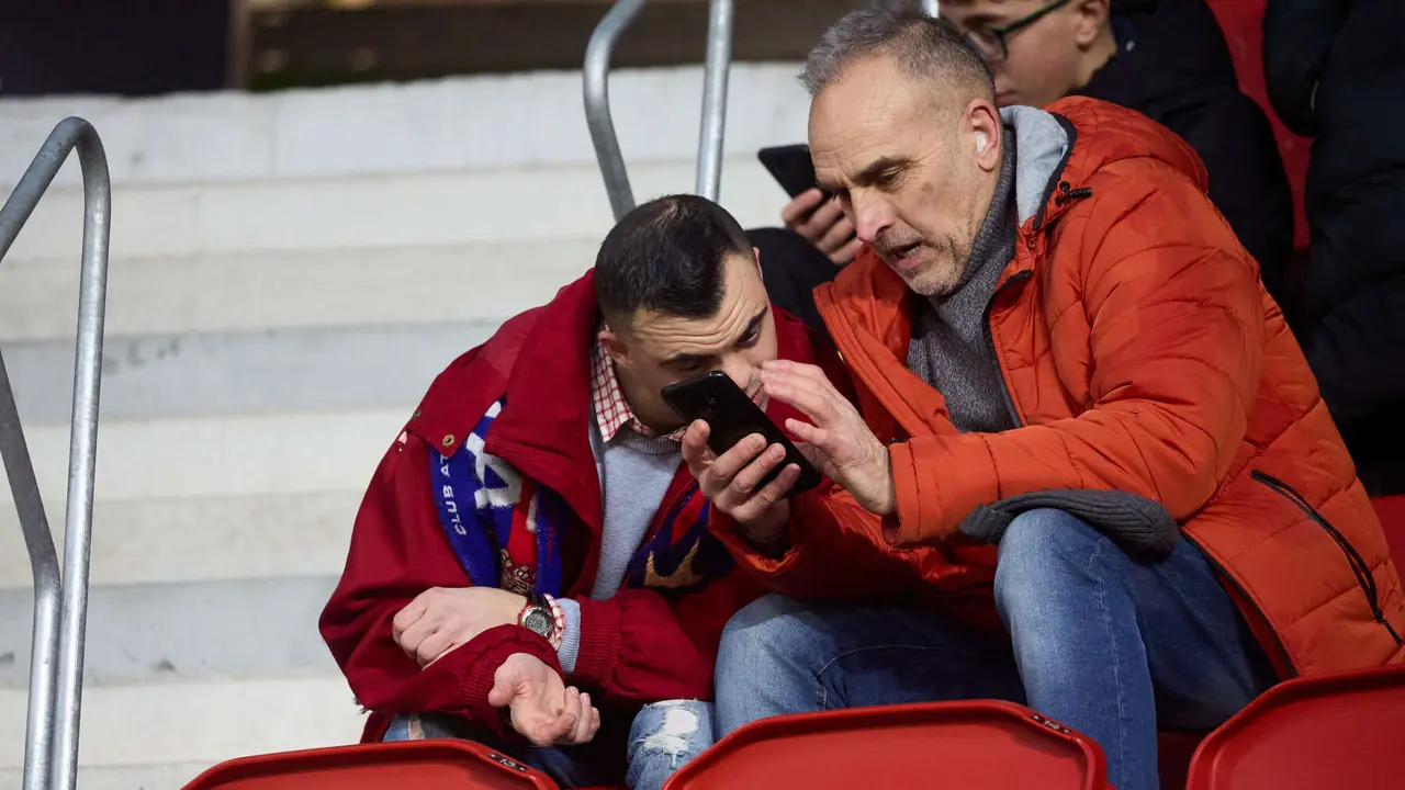 La grada del estadio de El Sadar durante el partido de La Liga EA Sports entre CA Osasuna y Real Oviedo disputado en Pamplona. I&Ntilde;IGO ALZUGARAY