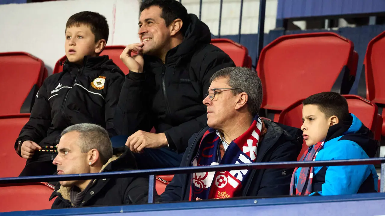 La grada del estadio de El Sadar durante el partido de La Liga EA Sports entre CA Osasuna y Real Oviedo disputado en Pamplona. I&Ntilde;IGO ALZUGARAY