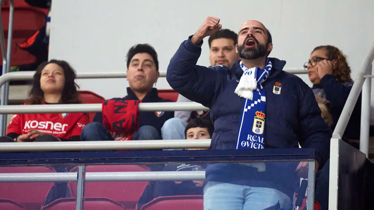La grada del estadio de El Sadar durante el partido de La Liga EA Sports entre CA Osasuna y Real Oviedo disputado en Pamplona. I&Ntilde;IGO ALZUGARAY