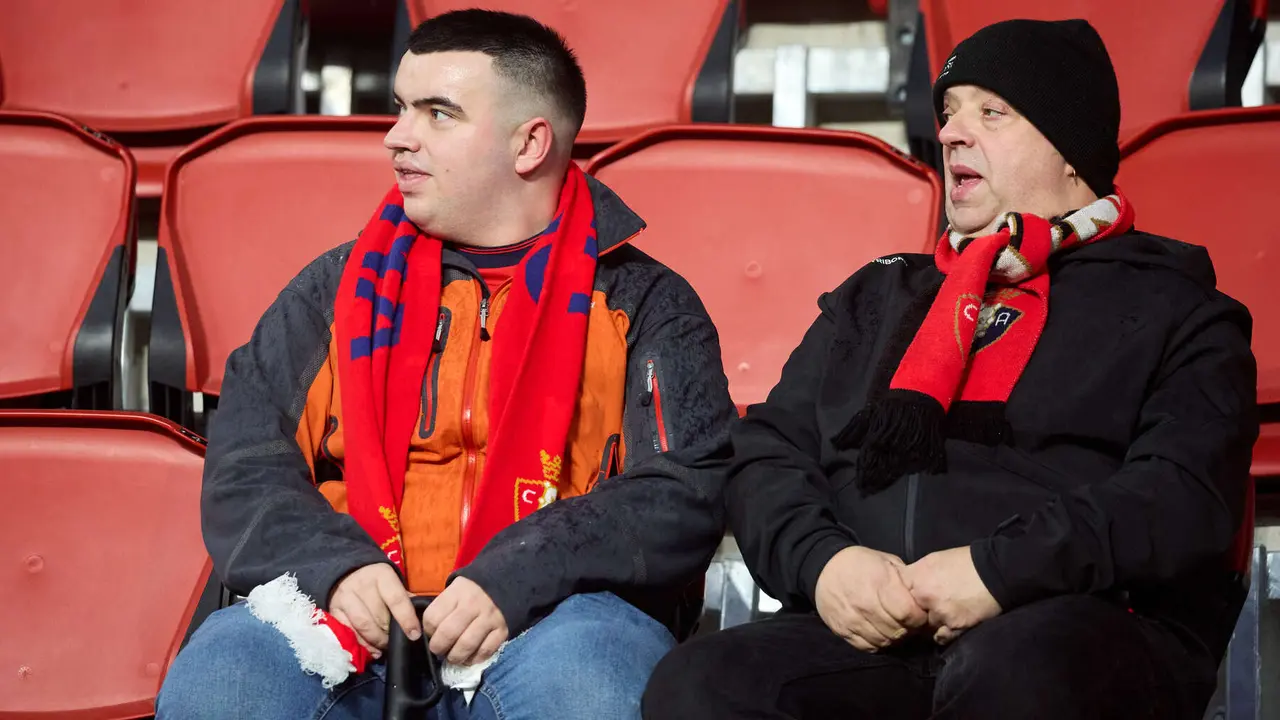 La grada del estadio de El Sadar durante el partido de La Liga EA Sports entre CA Osasuna y Real Oviedo disputado en Pamplona. I&Ntilde;IGO ALZUGARAY