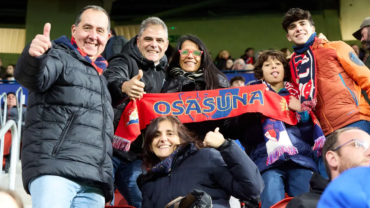 La grada del estadio de El Sadar durante el partido de La Liga EA Sports entre CA Osasuna y Real Oviedo disputado en Pamplona. I&Ntilde;IGO ALZUGARAY