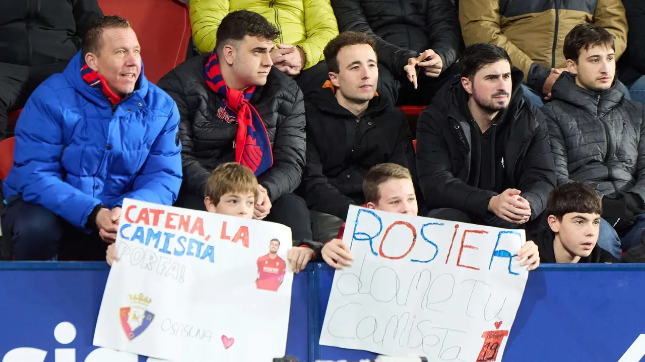 La grada del estadio de El Sadar durante el partido de La Liga EA Sports entre CA Osasuna y Real Oviedo disputado en Pamplona. I&Ntilde;IGO ALZUGARAY