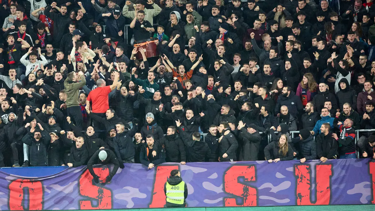 La grada del estadio de El Sadar durante el partido de La Liga EA Sports entre CA Osasuna y Real Oviedo disputado en Pamplona. I&Ntilde;IGO ALZUGARAY