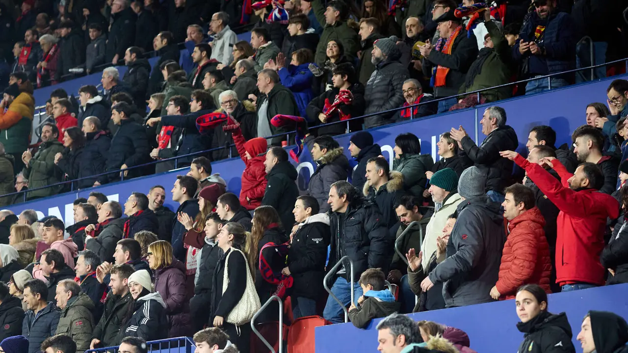 La grada del estadio de El Sadar durante el partido de La Liga EA Sports entre CA Osasuna y Real Oviedo disputado en Pamplona. I&Ntilde;IGO ALZUGARAY