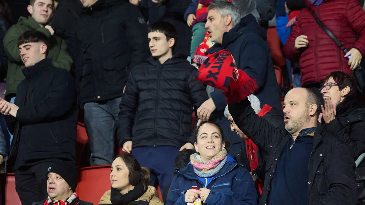 La grada del estadio de El Sadar durante el partido de La Liga EA Sports entre CA Osasuna y Real Oviedo disputado en Pamplona. I&Ntilde;IGO ALZUGARAY