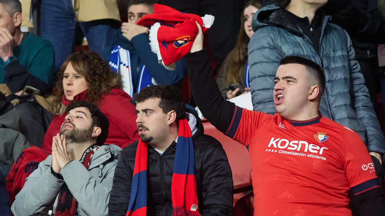 La grada del estadio de El Sadar durante el partido de La Liga EA Sports entre CA Osasuna y Real Oviedo disputado en Pamplona. I&Ntilde;IGO ALZUGARAY
