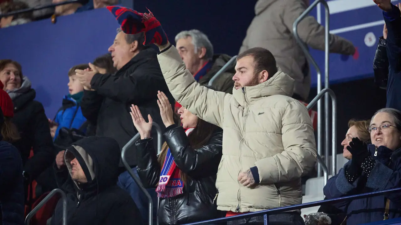 La grada del estadio de El Sadar durante el partido de La Liga EA Sports entre CA Osasuna y Real Oviedo disputado en Pamplona. I&Ntilde;IGO ALZUGARAY