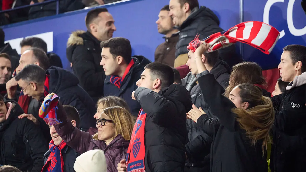La grada del estadio de El Sadar durante el partido de La Liga EA Sports entre CA Osasuna y Real Oviedo disputado en Pamplona. I&Ntilde;IGO ALZUGARAY