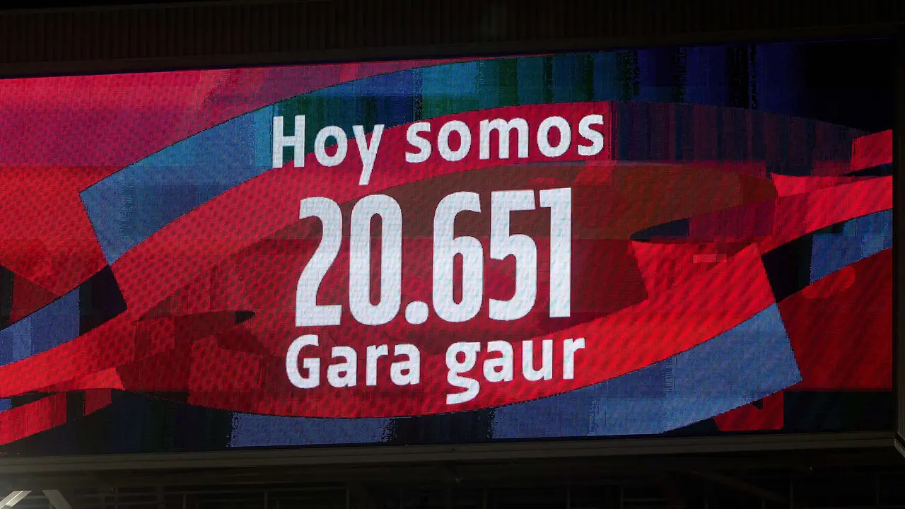 La grada del estadio de El Sadar durante el partido de La Liga EA Sports entre CA Osasuna y Real Oviedo disputado en Pamplona. I&Ntilde;IGO ALZUGARAY