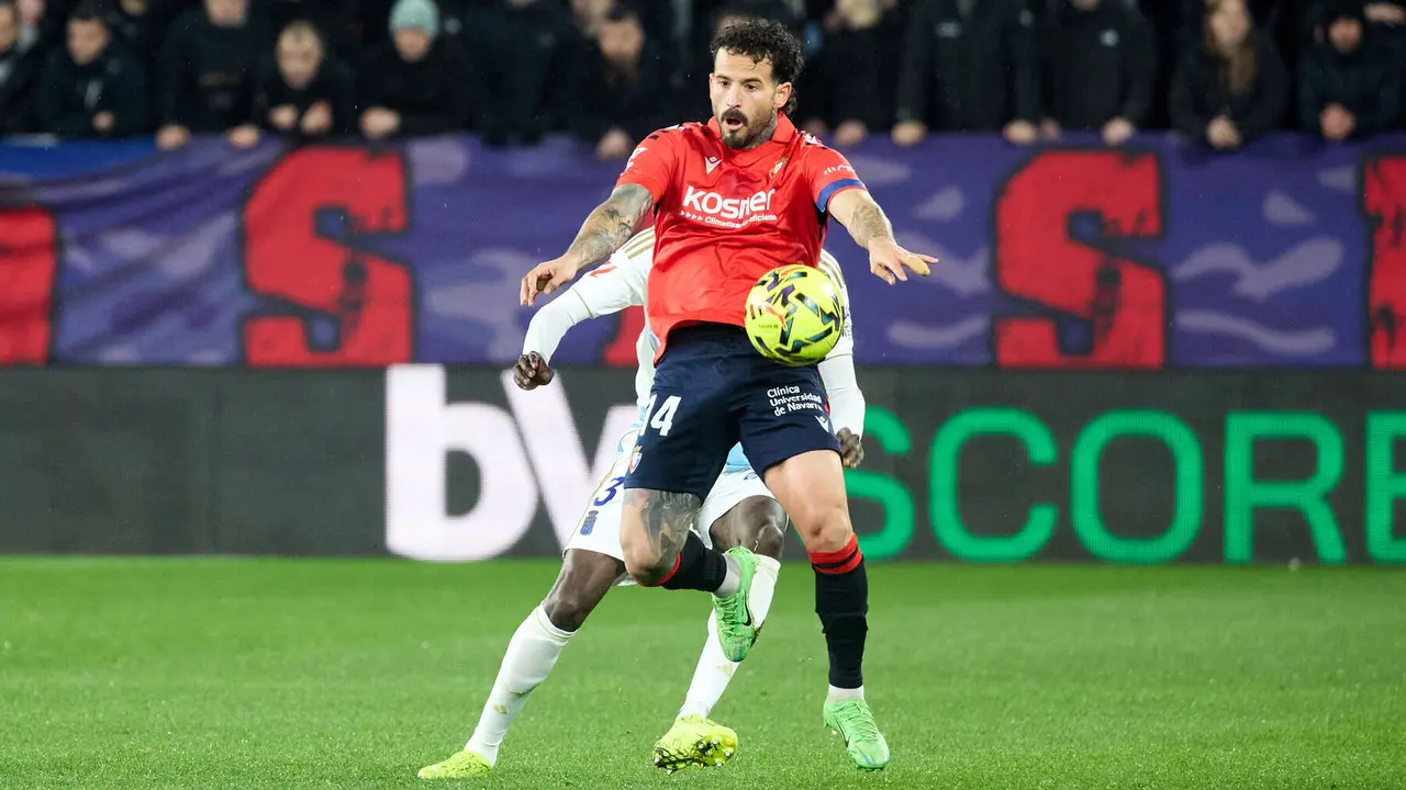 Rub&eacute;n Garc&iacute;a (14. CA Osasuna) durante el partido de La Liga EA Sports entre CA Osasuna y Real Oviedo disputado en el estadio de El Sadar en Pamplona. I&Ntilde;IGO ALZUGARAY