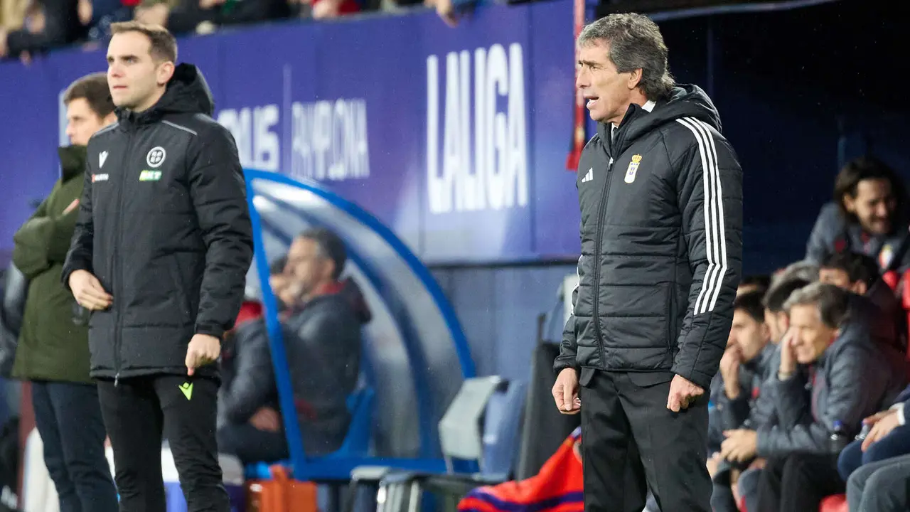 Guillermo Almada (entrenador Real Oviedo) durante el partido de La Liga EA Sports entre CA Osasuna y Real Oviedo disputado en el estadio de El Sadar en Pamplona. I&Ntilde;IGO ALZUGARAY