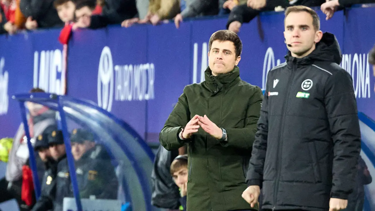 Alessio Lisci (entrenador CA Osasuna) durante el partido de La Liga EA Sports entre CA Osasuna y Real Oviedo disputado en el estadio de El Sadar en Pamplona. I&Ntilde;IGO ALZUGARAY