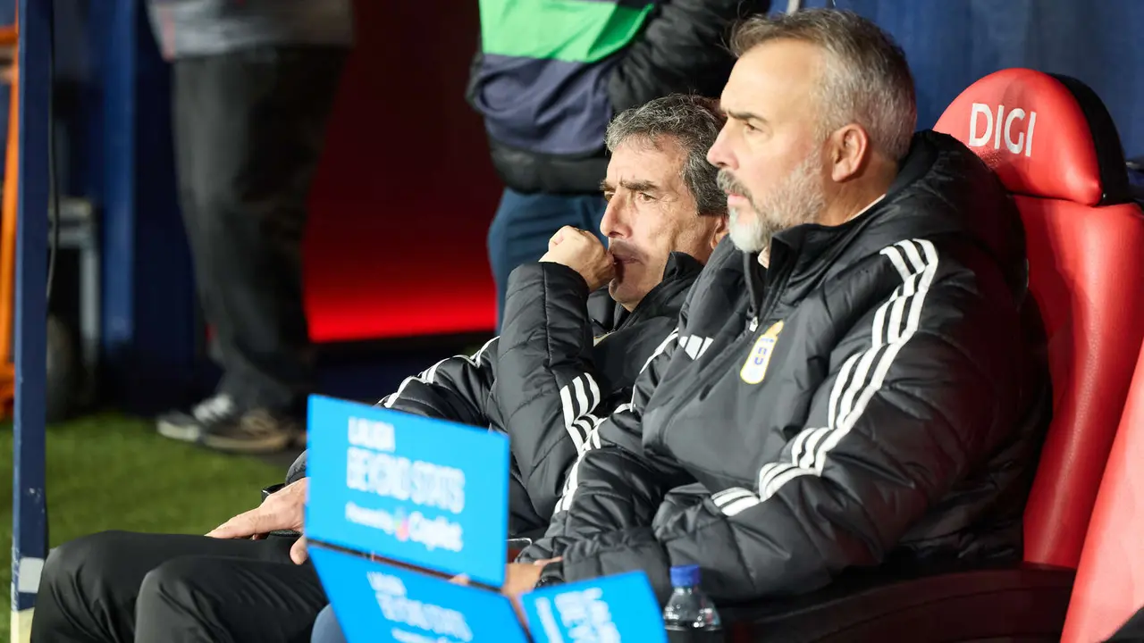 Guillermo Almada (entrenador Real Oviedo) durante el partido de La Liga EA Sports entre CA Osasuna y Real Oviedo disputado en el estadio de El Sadar en Pamplona. I&Ntilde;IGO ALZUGARAY