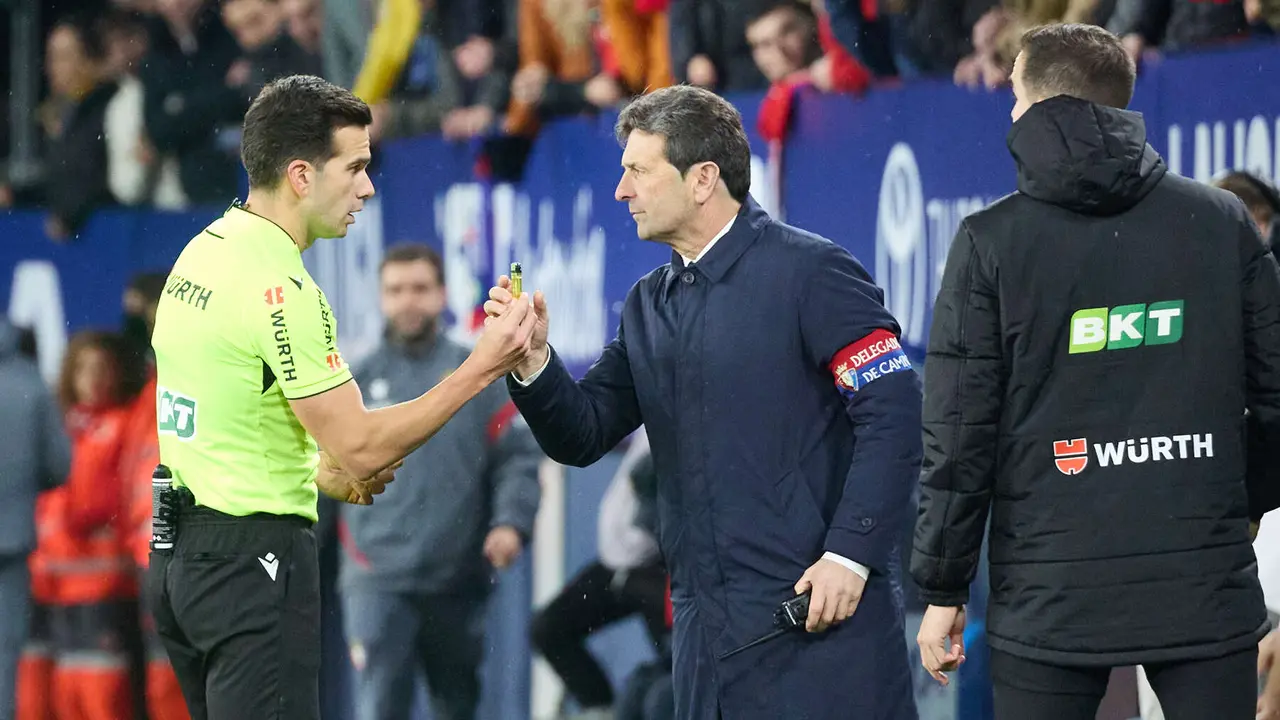 Alejandro Quintero Gonz&aacute;lez (&aacute;rbitro del partido) durante el partido de La Liga EA Sports entre CA Osasuna y Real Oviedo disputado en el estadio de El Sadar en Pamplona. I&Ntilde;IGO ALZUGARAY