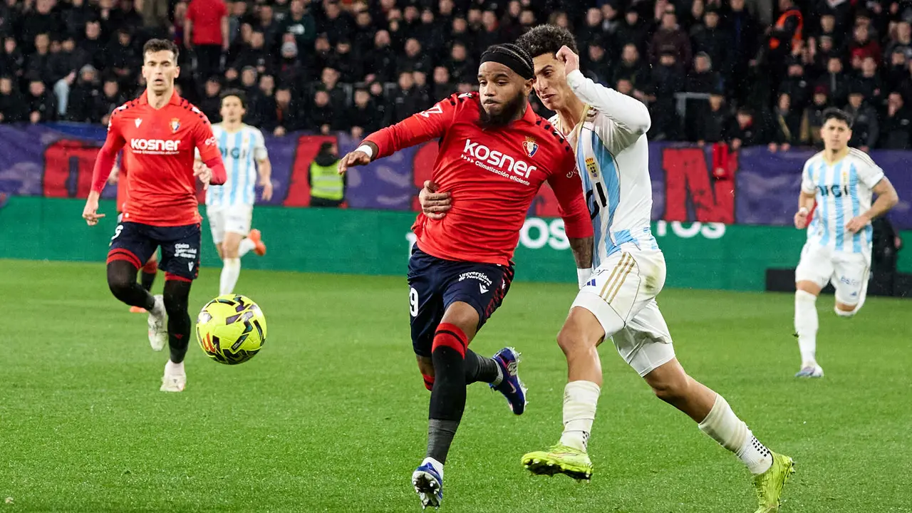 Valentin Rosier (19. CA Osasuna) y Ilyas Chaira (7. Real Oviedo) durante el partido de La Liga EA Sports entre CA Osasuna y Real Oviedo disputado en el estadio de El Sadar en Pamplona. I&Ntilde;IGO ALZUGARAY