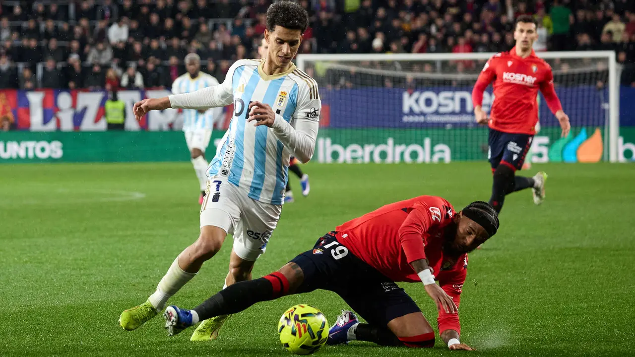 Valentin Rosier (19. CA Osasuna) y Ilyas Chaira (7. Real Oviedo) durante el partido de La Liga EA Sports entre CA Osasuna y Real Oviedo disputado en el estadio de El Sadar en Pamplona. I&Ntilde;IGO ALZUGARAY