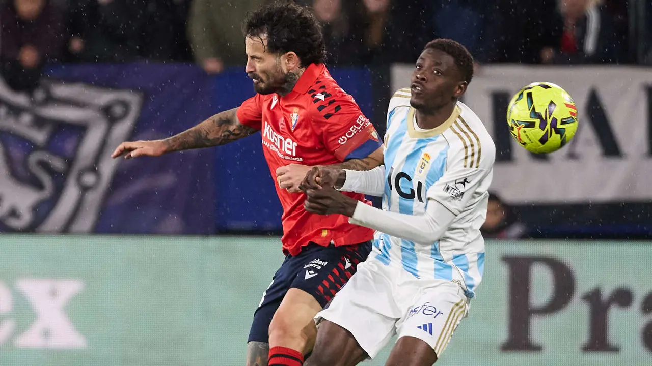 Ante Budimir (17. CA Osasuna) y Rahim Alhassane (3. Real Oviedo) durante el partido de La Liga EA Sports entre CA Osasuna y Real Oviedo disputado en el estadio de El Sadar en Pamplona. I&Ntilde;IGO ALZUGARAY
