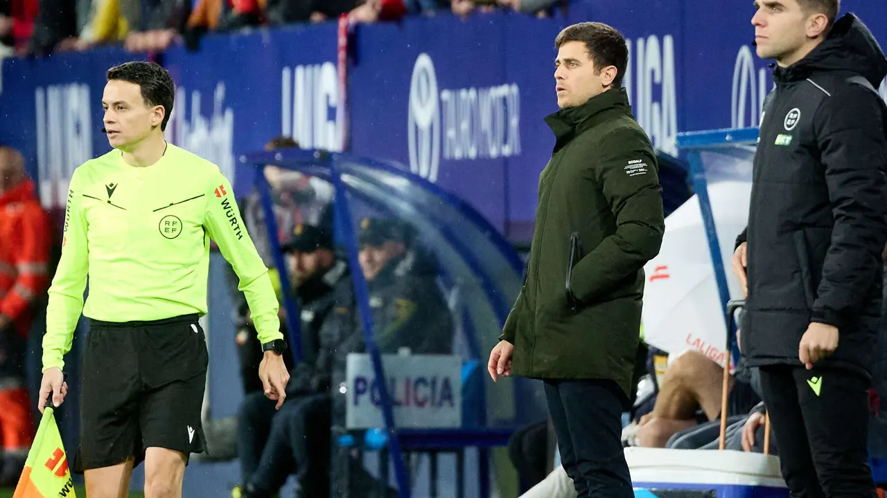 Alessio Lisci (entrenador CA Osasuna) durante el partido de La Liga EA Sports entre CA Osasuna y Real Oviedo disputado en el estadio de El Sadar en Pamplona. I&Ntilde;IGO ALZUGARAY