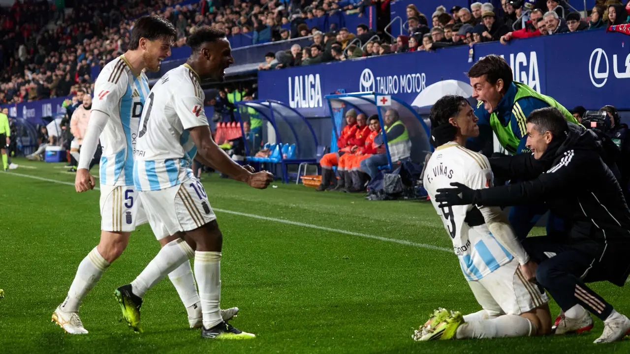 Los jugadores del Real Oviedo celebran el gol de Federico Vi&ntilde;as (0-1) durante el partido de La Liga EA Sports entre CA Osasuna y Real Oviedo disputado en el estadio de El Sadar en Pamplona. I&Ntilde;IGO ALZUGARAY