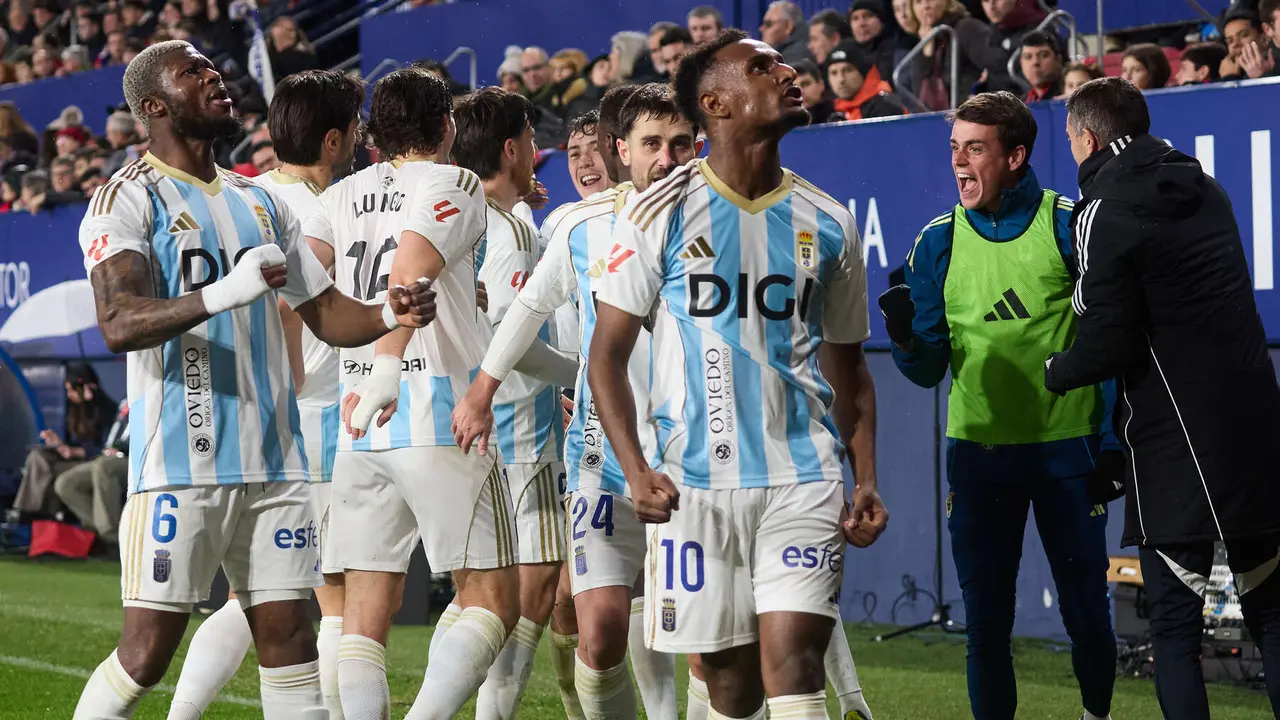 Los jugadores del Real Oviedo celebran el gol de Federico Vi&ntilde;as (0-1) durante el partido de La Liga EA Sports entre CA Osasuna y Real Oviedo disputado en el estadio de El Sadar en Pamplona. I&Ntilde;IGO ALZUGARAY