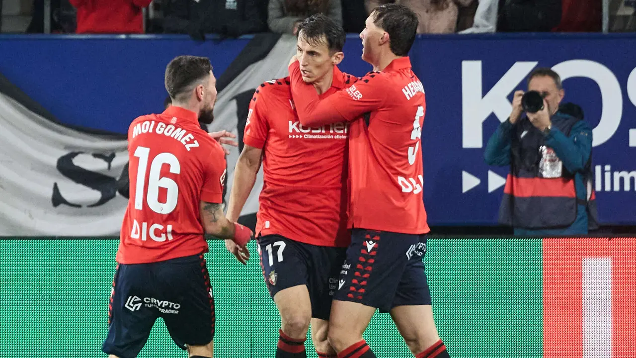 Los jugadores de Osasuna celebran el gol de Ante Budimir (1-1) durante el partido de La Liga EA Sports entre CA Osasuna y Real Oviedo disputado en el estadio de El Sadar en Pamplona. I&Ntilde;IGO ALZUGARAY