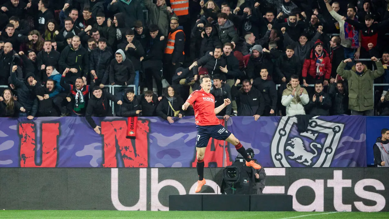 Los jugadores de Osasuna celebran el gol de Ante Budimir (1-1) durante el partido de La Liga EA Sports entre CA Osasuna y Real Oviedo disputado en el estadio de El Sadar en Pamplona. I&Ntilde;IGO ALZUGARAY