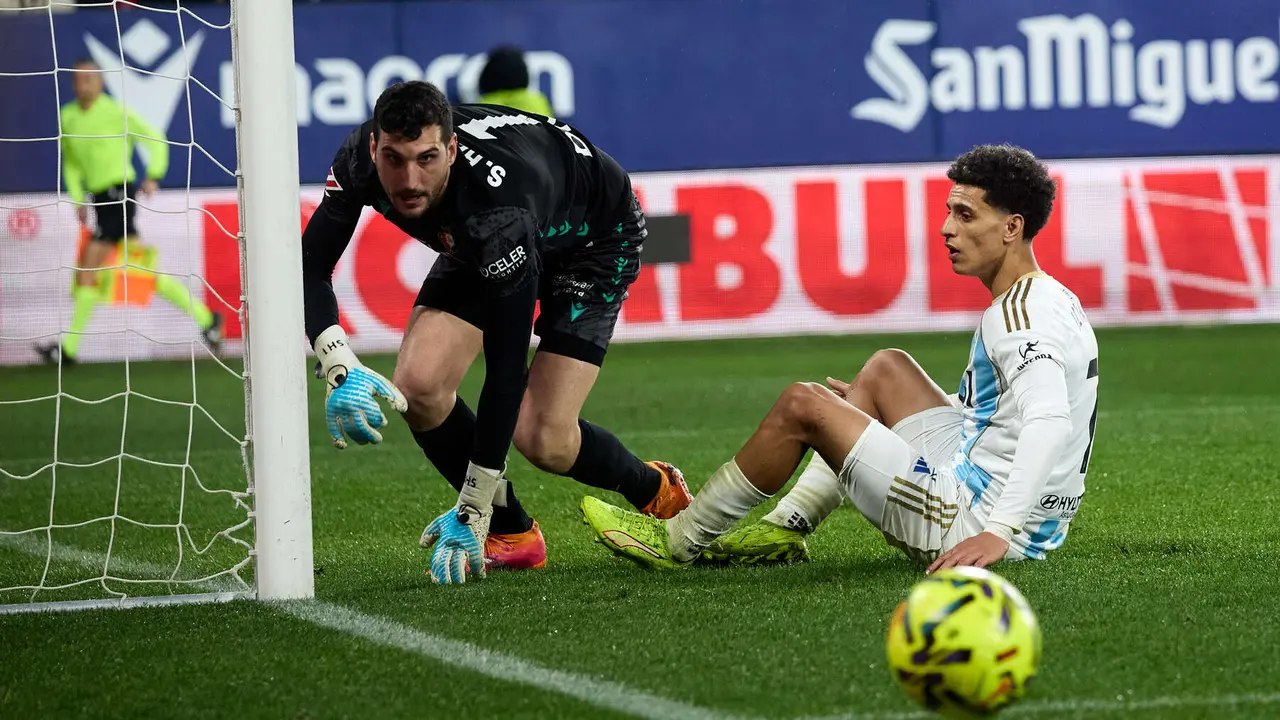 Sergio Herrera (1. CA Osasuna) y Ilyas Chaira (7. Real Oviedo) durante el partido de La Liga EA Sports entre CA Osasuna y Real Oviedo disputado en el estadio de El Sadar en Pamplona. I&Ntilde;IGO ALZUGARAY