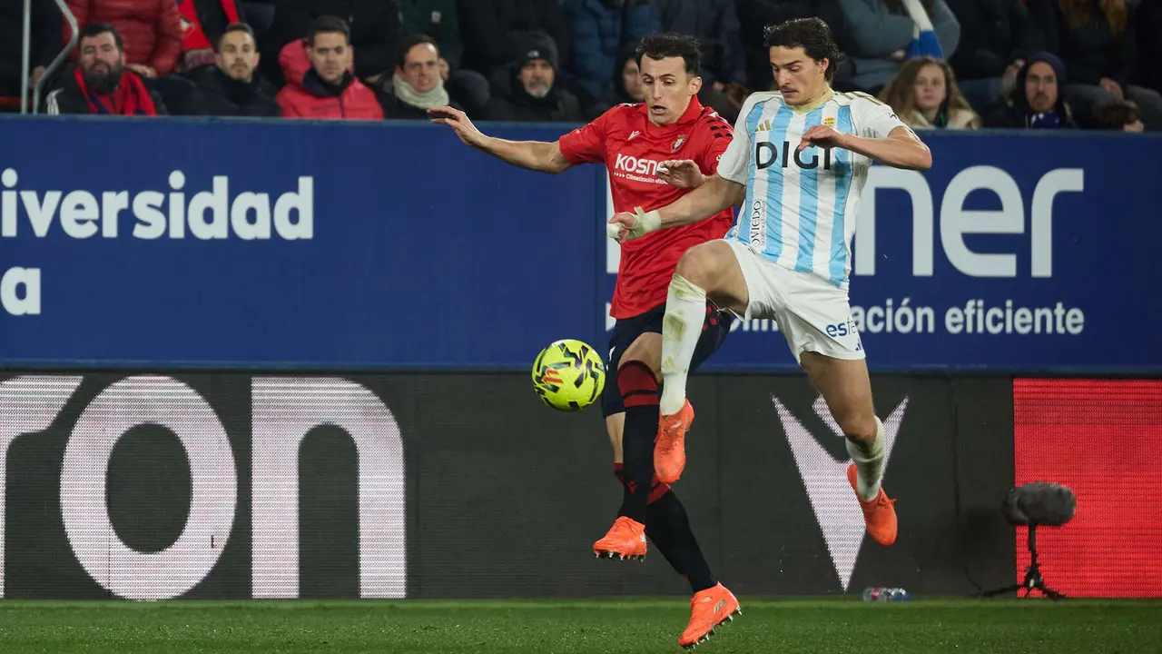 Ante Budimir (17. CA Osasuna) y Oier Luengo (15. Real Oviedo) durante el partido de La Liga EA Sports entre CA Osasuna y Real Oviedo disputado en el estadio de El Sadar en Pamplona. I&Ntilde;IGO ALZUGARAY