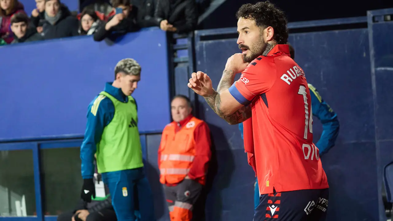 Rub&eacute;n Garc&iacute;a (14. CA Osasuna) durante el partido de La Liga EA Sports entre CA Osasuna y Real Oviedo disputado en el estadio de El Sadar en Pamplona. I&Ntilde;IGO ALZUGARAY